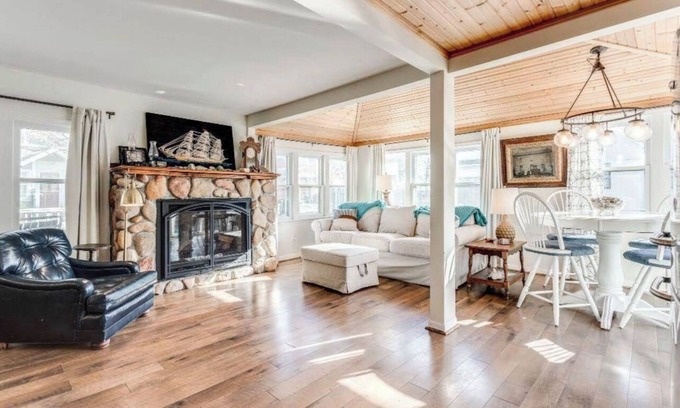 North Lakeport Cottage | Lakefront Shorewood Cottage with room to make amazing family memories.