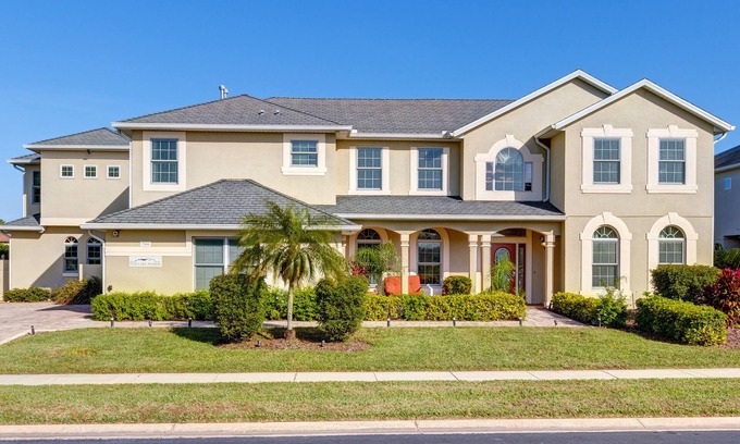 West Kissimmee House | Lakefront Villa, Close to Disney with Theater, Game Room and amazing pool deck