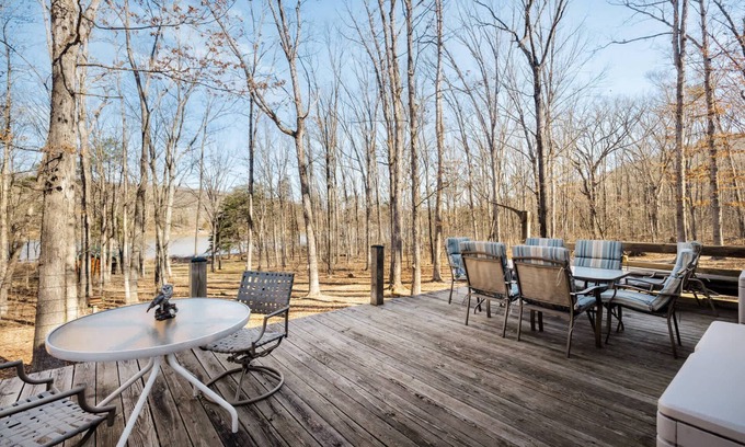 Points Cabin | Lakefront w Water Toys, Deck, Fire Pit & Grill