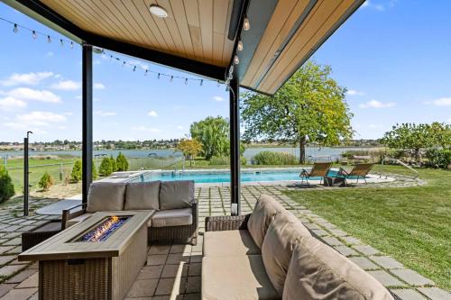 Moses Lake House | Lakefront Washington Home with Private Pool and Sauna