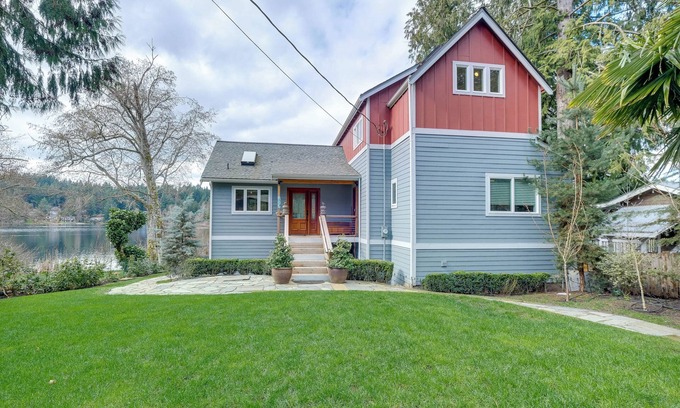 Silverdale House | Lakefront Washington Home w/Grill, Dock & Kayaks!