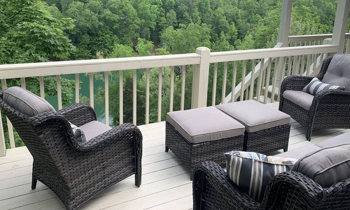 Jacksboro House | Lakefront Windsor Cove Retreat for 20 at Norris Lake