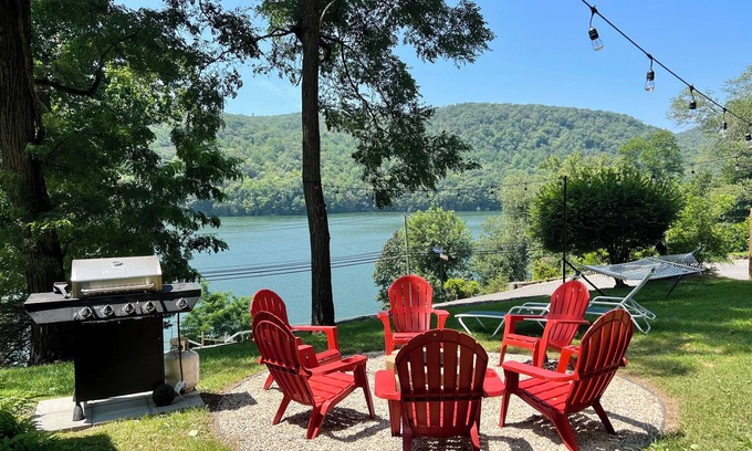 New Fairfield House | Lakehouse, Boat Dock, Kayaks, Fire-Pit, King Bed, 1 Hour & 15 Min from NYC etc!
