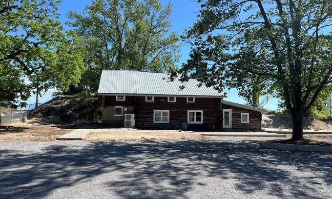 Ontario Cottage | Lakehouse Chalet by the Beach!
