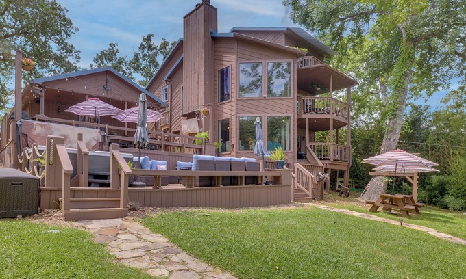 West Livingston House | Lakehouse: Hot Tub, Waterslide, Game Room & Kayaks