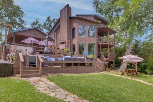 West Livingston House | Lakehouse Hot Tub, Waterslide, Game Room and Kayaks