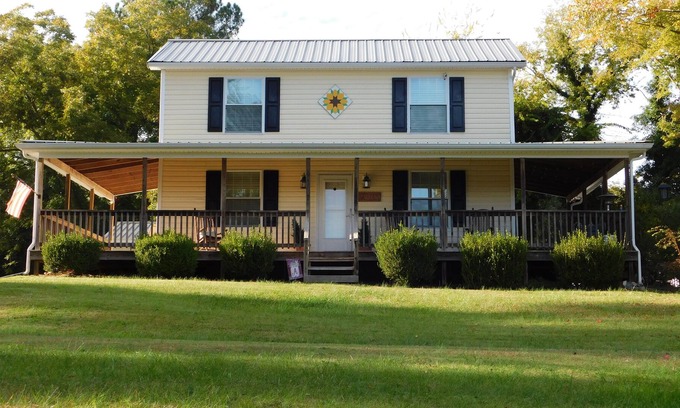 Clarksville House | Lakehouse in town with boat slip at Marina