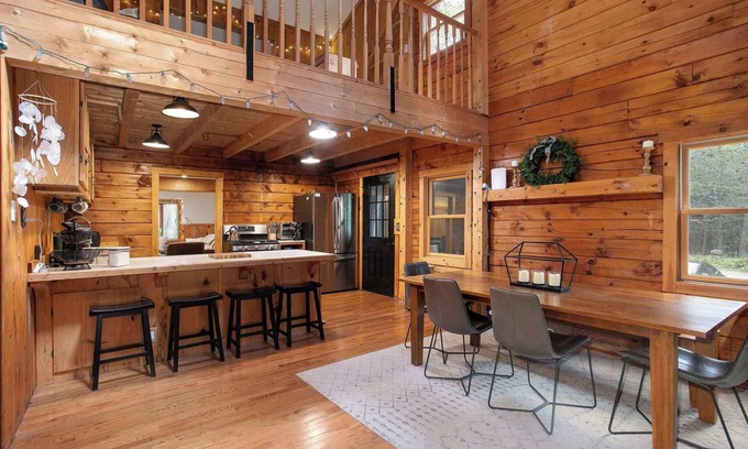 Sherwood Forest House | Lakes & Leisure: Spacious Berkshire Getaway