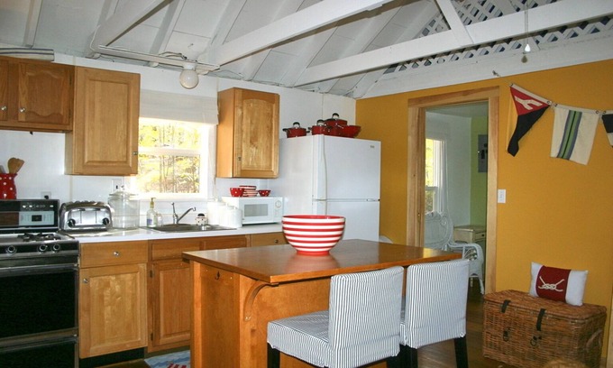 Wakefield Cottage | Lakes Region -Charming lakeside cottage on pristine Great East Lake - Smoke Free