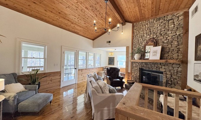 Jacksons' Gap House | Lakeshore - AU Games, Graduation, Summer Vacay & More!