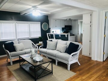 New Concord House | Lakeshore Cottage and Bungalow- Lakefront Retreat
