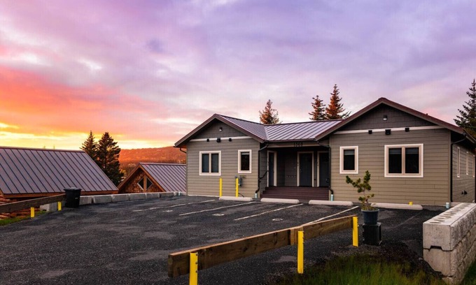 Homer Condo | Lakeshore Lodging Luxury Suites