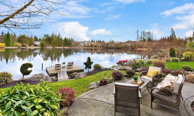 Mountlake Terrace House | Lakeshore Serene Modern House| Dock| Billiard |Gym