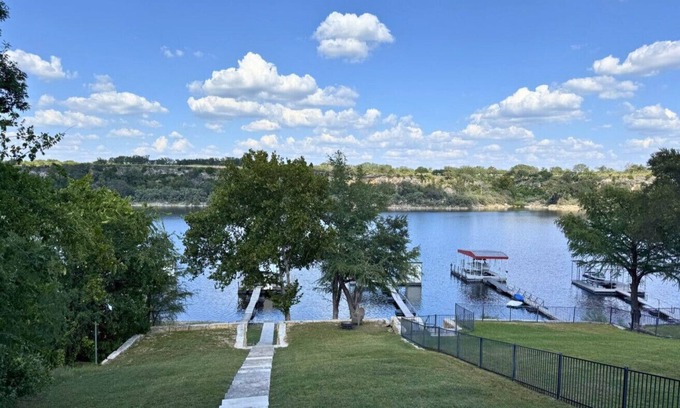 Spicewood House | Lakeshore Splendor- Lakefront + Dock!