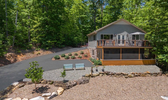 Lynn House | Lakeshore View Cottage A peaceful cottage with WIFI and a view of Lake Lanier