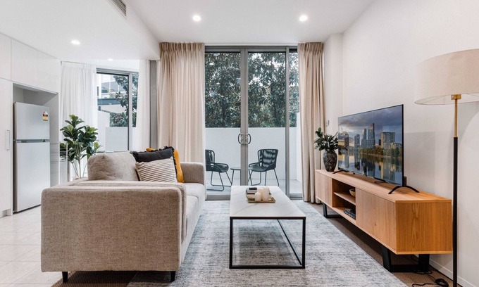 Kingston Apartment | Lakeside 1-Bed with Courtyard, Gym & Parking