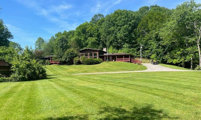 Franklin Cabin | Lakeside 2 bedroom suite in Nature Retreat LL23