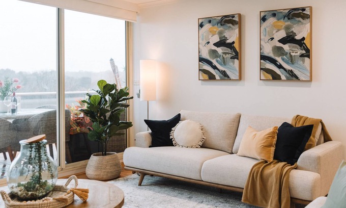 Belconnen Apartment | Lakeside 3-Bed Apartment with Jacuzzi
