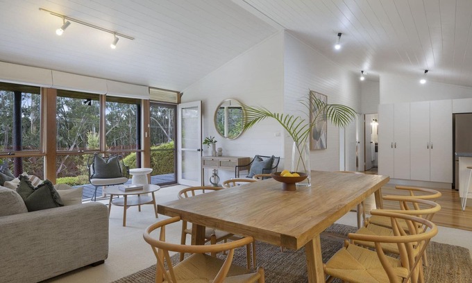 Macmasters Beach House | Lakeside at Macmasters Beach