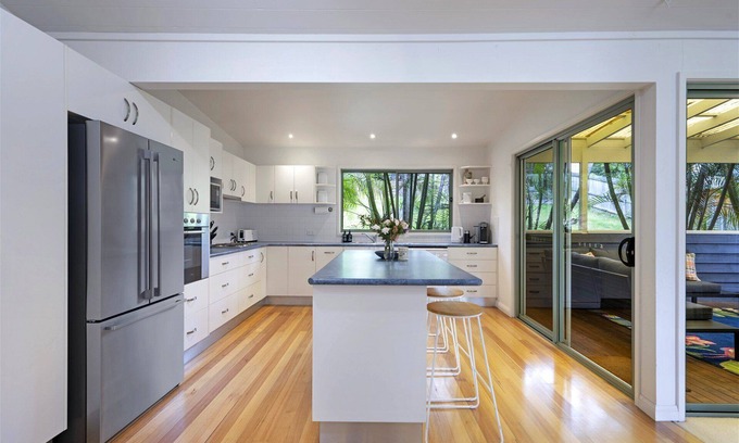 Macmasters Beach House | Lakeside at Macmasters Beach