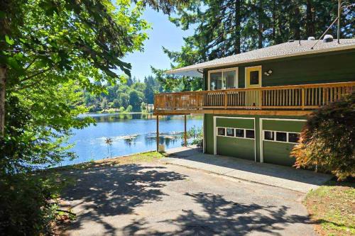 East Olympia House | Lakeside Bliss