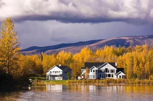 Wasilla House | Lakeside Boathouse