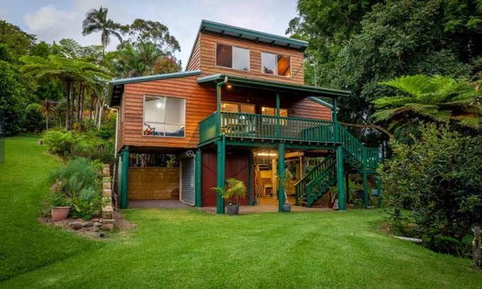 Maleny House | Lakeside cabin on a magical property