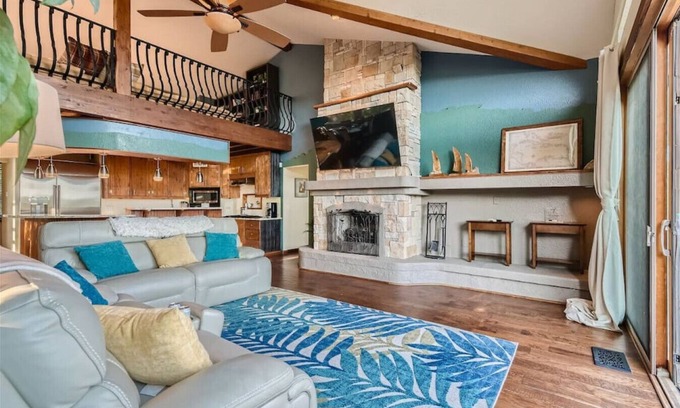 Jonestown House | Lakeside Cabin Spacious Patio/Treehouse Sleeps 12