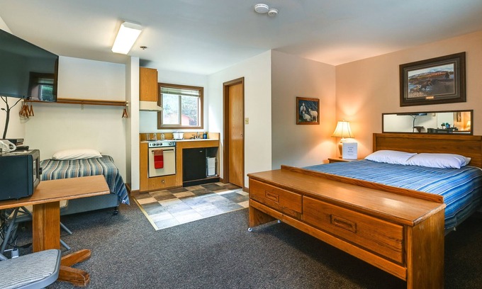 Cooper Landing Apartment | Lakeside Cooper Landing Studio Stay w/ Grill!