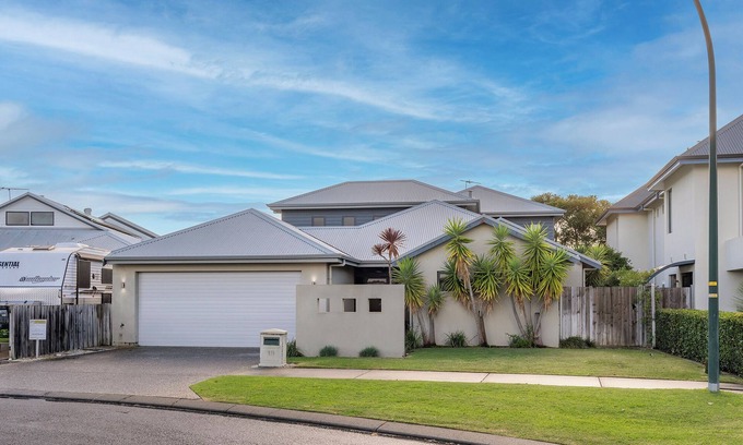 Dunsborough House | Lakeside Escape on the 18th Fairway (STRA628134PPJ55S)