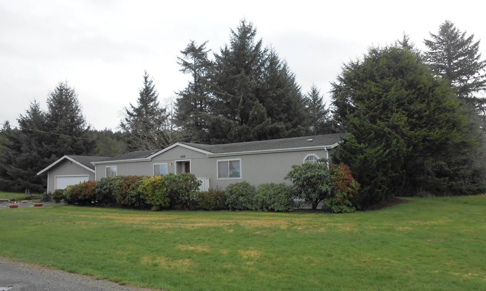 Ilwaco House | Lakeside Family Home on Cranberry Farm!