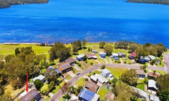 San Remo House | Lakeside Gem - Lakeview Holiday Home