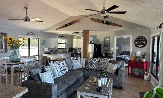 West Livingston House | ~ Lakeside Getaway In a Small Town ~