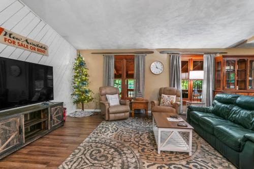Gaylord House | Lakeside Getaway includes Hot Tub pet friendly