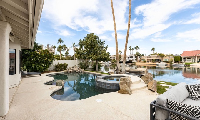 Val Vista Lakes House | Lakeside Gilbert Home w/boat use in the backyard