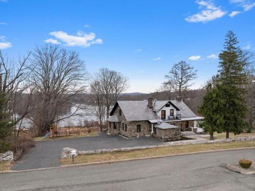 Walton Park Apartment | Lakeside Haven - Ultimate Relaxation Spot