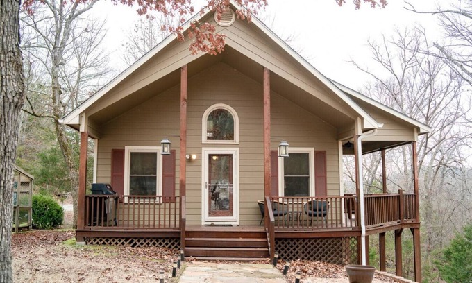 Sylvan Shores House | Lakeside Hideaway near Beaver Lake+Wifi+Deck
