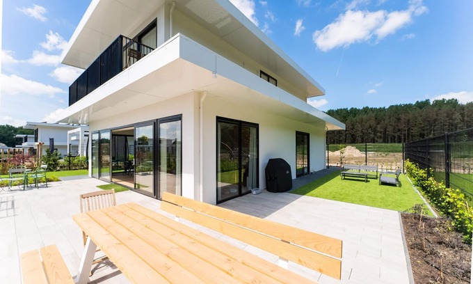 Zeewolde House | Lakeside home with a Jetty