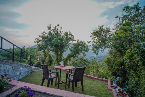 Amritpur House | lakeside huts at saikhola