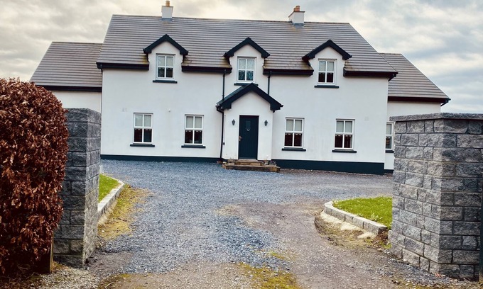 Tudenham House | Lakeside Country Home