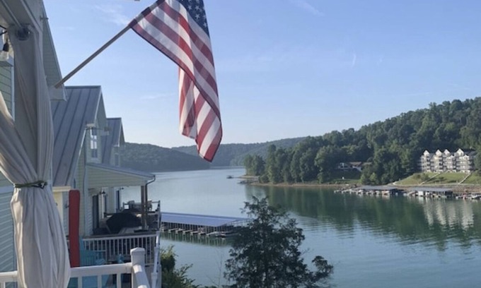 La Follette Condo | Lakeside Landing at Deerfield