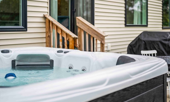 Dry Ridge House | Lakeside Landing - Near Ark - with Hot Tub
