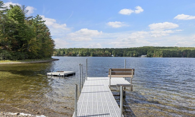 Gray House | Lakeside Living wsandy beach, gas fireplace -easy 25 minute commute to Portland