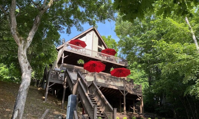 Flat Hollow Marina Cabin | Lakeside Lodge- Dock, Hot Tub, Fire Pit+ 8 Kayaks