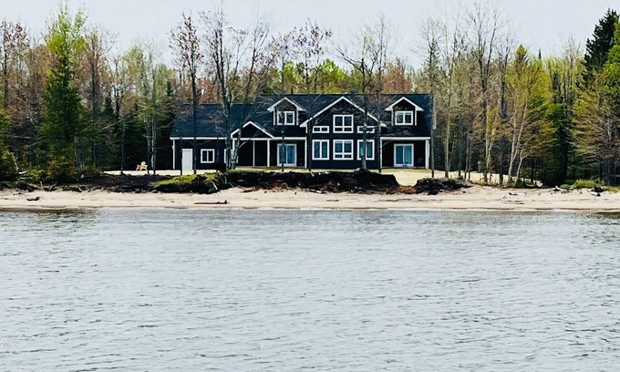 Ontonagon House | Lakeside Lookout 3 Bedroom