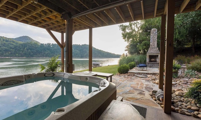 Mooresburg House | Lakeside Mountain Retreat in Mooresburg