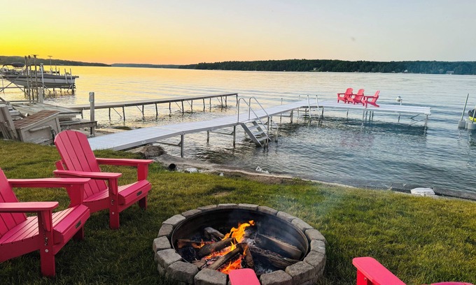 East Jordan House | Lakeside, New Large Dock & Mooring Ball. On beautiful Lake Charlevoix 🥂