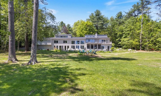 South Casco House | Lakeside & Pet-friendly 4 BR House in Raymond With AMAZING Yard and Private dock