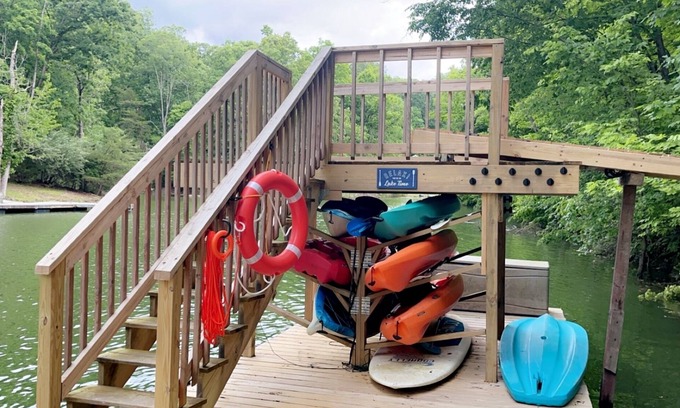 Dandridge Cabin | Lakeside Pet Friendly Cabin w/Hot tub Game Rm Fireplace Elec Vehicle Charger