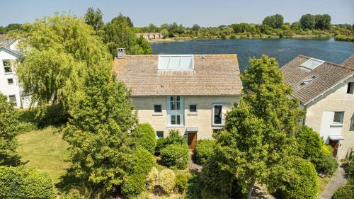 Cirencester House | Lakeside property with spa access on a nature reserve Keel House CW23